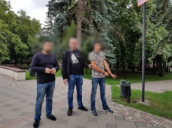  Двое молодых людей отобрали телефон у подростка прямо в центре Пятигорска