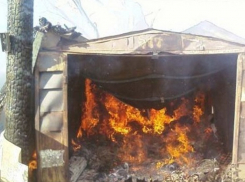 Гараж и машина полностью сгорели в частном доме на Ставрополье 