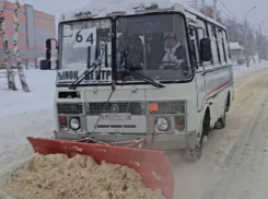 Плюнул на коммунальщиков и собрал автобус для чистки снега умелец из Ставрополя
