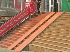 Напоминающий крутой трамплин пандус для инвалидов-колясочников построили в Ставрополе