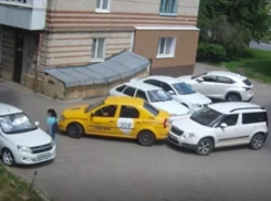 Любопытный таксист засмотрелся на девушку и въехал в иномарку в Ставрополе