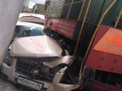 Тепловоз раздавил «Кадиллак» в промзоне Пятигорска