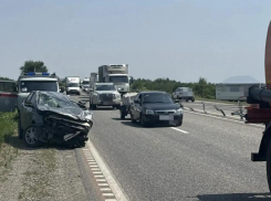 Жуткая авария легковушки с фурой произошла под Минводами 1 августа: есть пострадавшие