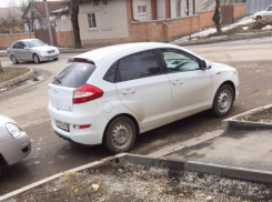 Паркуюсь как хочу: автохам забаррикадировал тротуар для пешеходов в Ессентуках