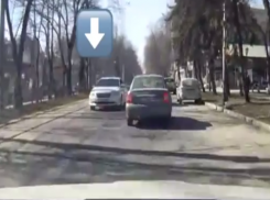 Едущий по «встречке» водитель «Тойота-Камри» с «блатными» номерами попал на видео в Пятигорске
