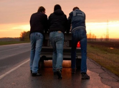 Трое молодых дебоширов угнали «легковушку» в Ставрополе и всю ночь грабили другие машины