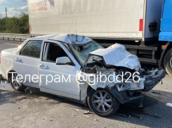 На Ставрополье водитель Приоры въехал в грузовик
