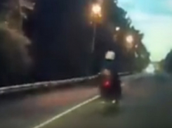 «Девятка» снесла скутер на скорости и попала на видео в Ставропольском крае 