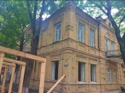 С находящегося под охраной исторического здания в Пятигорске исчезли два балкона