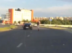 «Дать ему премию Дарвина»: ставропольцы шокированы поведением мужчины на электросамокате