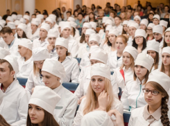 Студенты со всего Северного Кавказа поздравили медиков с профессиональным праздником