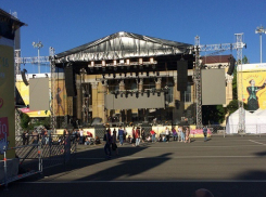 Фанаты занимают места перед сценой за два часа до концерта Би-2 в Ставрополе 