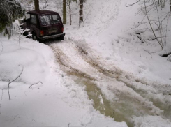 На заснеженном бездорожье спасатели Ставрополья вытащили застрявшего автомобилиста