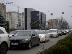 Из-за сильного снегопада утренние пробки в Ставрополе достигли 10 баллов