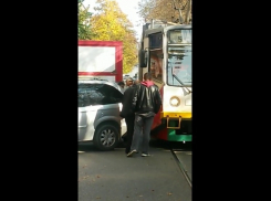 В Пятигорске водитель припарковал автомобиль на пути у трамвая