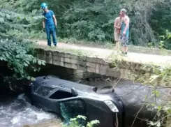 Под Кисловодском у «Замка коварства и любви» машина рухнула в реку: двое пострадавших были пьяны