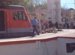 Локомотив на полном ходу протаранил перрон в Кисловодске