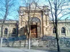 Фасад столетнего памятника шпаклюют и поверх рисуют кирпичи в Пятигорске