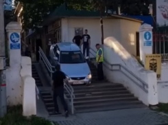 Заехавший на железнодорожную лестницу автохам в Ессентуках ездил без водительских прав