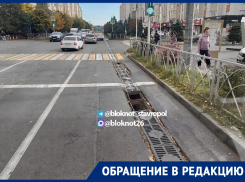 Дыра в ливневке на пересечении двух улиц на юге Ставрополя досаждает автомобилистам