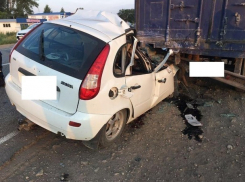 Сонный водитель «Калины» на большой скорости влетел в стоявший у дороги КамАЗ на Ставрополье, - погибли две пассажирки