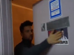 Появилось закулисное видео распевки Сергея Лазарева перед концертом в Ессентуках 