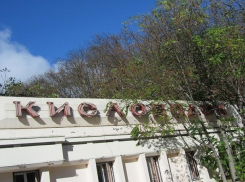 Разбитый и грязный тротуар под мостом раскритиковали жители Кисловодска