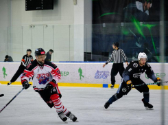 «Титаны» растерзали «Витязей»: в ставропольской Ночной хоккейной лиге на льду становится все жарче 