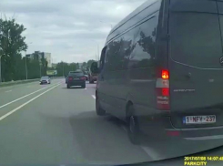 Момент наглого «выдавливания» иномарки на встречную полосу микроавтобусом с последующей серьезной аварией в МинВодах попал на видео