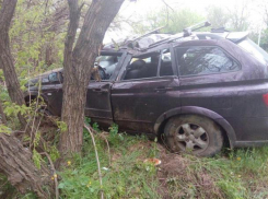 80-летний пенсионер на иномарке въехал в дерево из-за плохого самочувствия в Ставрополе