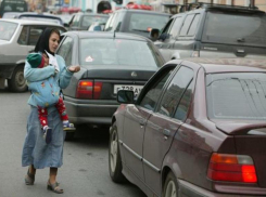 Ставропольчанку-попрошайку с детьми задержали в Нальчике