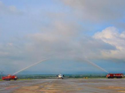 Самолет приземлился в водяную арку в аэропорту МинВод