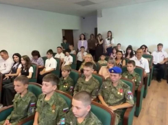 Юным жителям Шпаковского округа вручили паспорта накануне Дня флага России