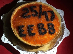 Популярная группа «25/17» получила торт с икрой от поклонников в Ставрополе