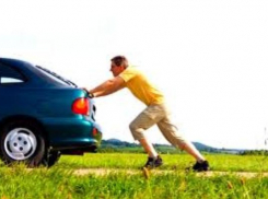 Угонщик бросил посреди трассы Ставрополья увязший в грязи автомобиль