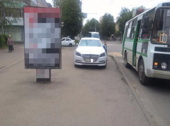 Паркуюсь, как хочу: «крутой» автовладелец припарковался на тротуаре остановки