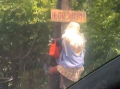 Сердитая Баба-Яга на столбе запрещает водителям  спать за рулем в Ставрополе