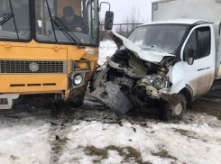 В школьный автобус с детьми врезалась грузовая «Газель» на Ставрополье