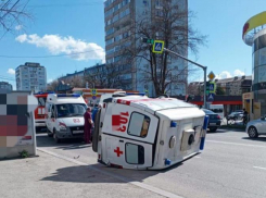 Автомобиль скорой помощи перевернулся в результате ДТП в Ессентуках