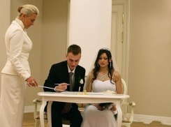 Работников ставропольского ЗАГСа сделают похожими на Анжелину Джоли и Цицерона