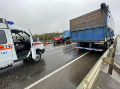В Ставрополе КамАЗ врезался во внедорожник на Северном Обходе. Движение перекрыто