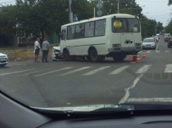 Пассажирский автобус столкнулся с легковушкой в Ставрополе