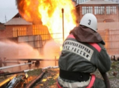 Пожар на улице Серова уничтожил кровлю постройки в Ставрополе