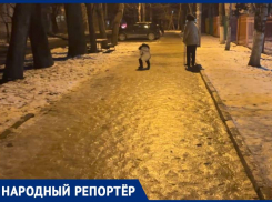 «Сплошной каток»: ледяной тротуар у детского сада 58 возмутил жителя Ставрополя
