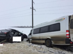 Один человек погиб и шестеро пострадали в ДТП с участием иномарки и микроавтобуса на Ставрополье