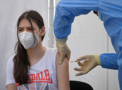 Вакцинацию подростков в России запланировали на конец 2021 года