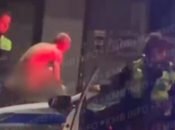 Запрыгнул на капот к полицейским и оказался в наручниках голый экстремал в Георгиевске