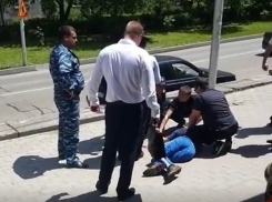 Стрелявшие в сбежавшего заключенного конвоиры ранили юношу и девочку в Ставрополе