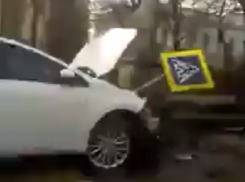 Лихач на иномарке едва не снес памятник на Карла Маркса в Ставрополе