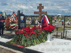 Море алых роз и горе в глазах: Ставрополье простилось с погибшим при взрыве гранаты бойцом СВО Зауром Гурциевым